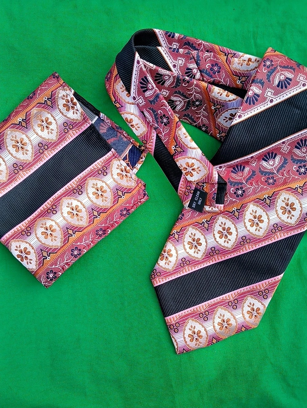 Versé Silk Patterned Tie Set Red & Black Like New.. Vintage